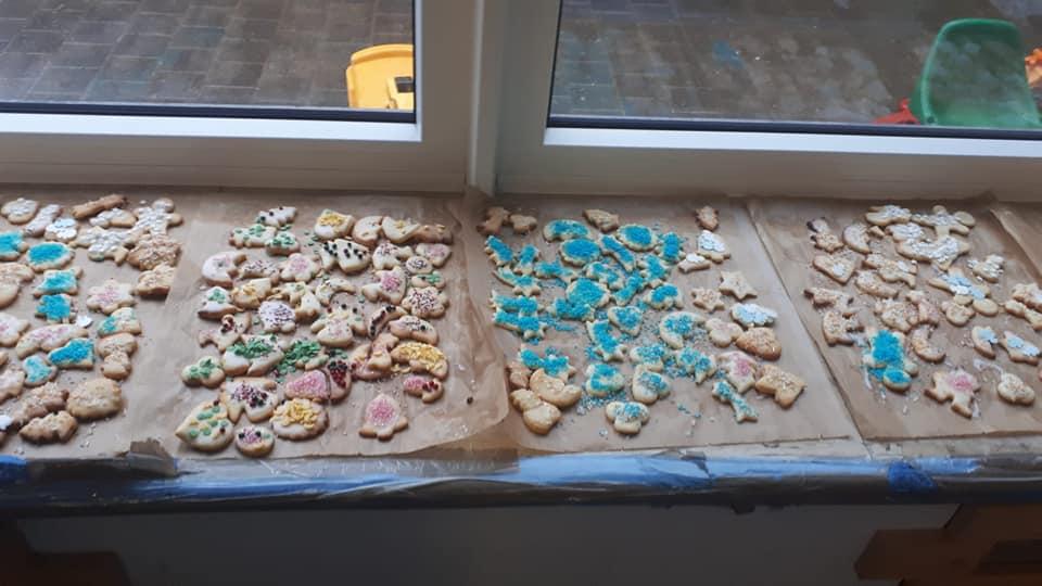 Gemeinsam gebackene und bunt verzierte Plätzchen